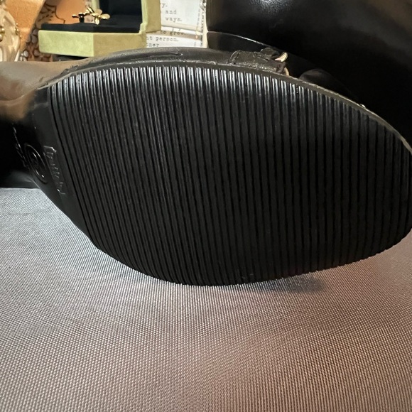 Chanel Interlocking CC Logo Heels 7.5, black. Open Toe - Picture 10 of 10